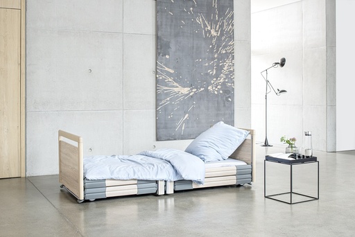 [1244.AA.66]  Elektrisches Pflegebett - Floorline 15/80 - 4-geteilt - 90x200cm - zweigeteilte Seitengitter lang - Federholzleisten - Sonoma Eiche hell R20128 - Typ 51f hoch auf beiden Seiten - Wandabstandhalter kopfseitig und seitlich